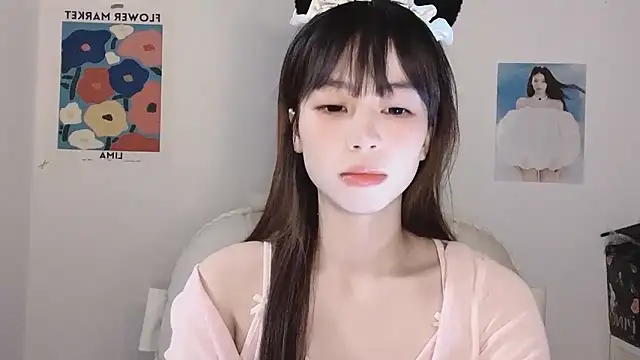 Snapshot of -Hottie chatting on November 26, 2025, 3:57 pm -Hottie online show from November 26, 2025, 3:57 pm