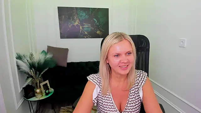 AgathaKlouin online show from February 22, 2026, 11:42 am