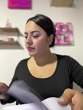 Snapshot of Lesly_10- chatting on June 10, 2026, 2:23 am Lesly 10- online show from June 10, 2026, 2:23 am