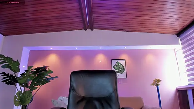 Snapshot of Lyssa_Muller chatting on February 19, 2025, 6:00 pm Lyssa Muller online show from February 19, 2025, 6:00 pm