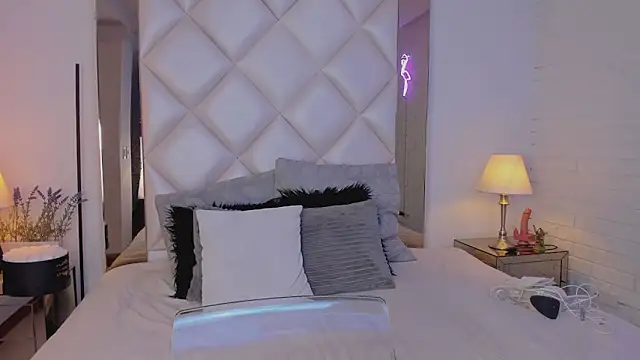 Snapshot of KimRoussee chatting on February 5, 2025, 3:02 am KimRoussee online show from February 5, 2025, 3:02 am