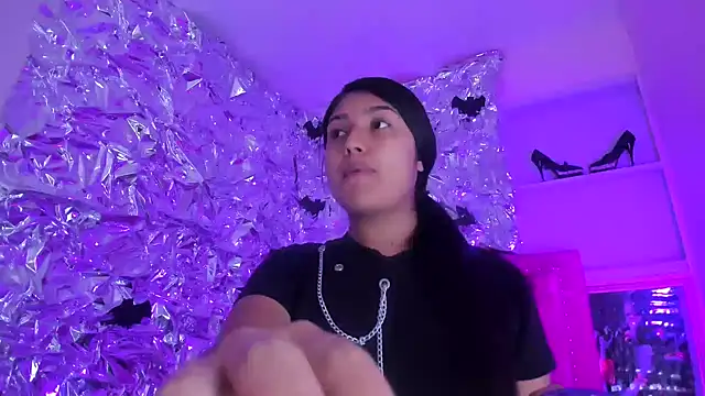 SarahStones online show from November 26, 2025, 5:08 am