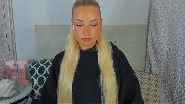 Snapshot of KristyHoney chatting on June 14, 2026, 7:05 pm KristyHoney online show from June 14, 2026, 7:05 pm