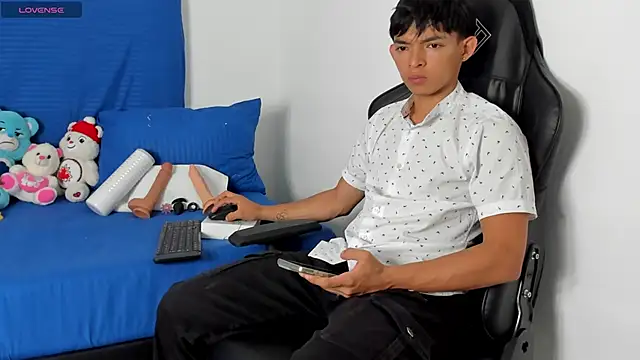 Snapshot of Tonny_twink_ chatting on April 19, 2026, 1:49 am Tonny twink online show from April 19, 2026, 1:49 am