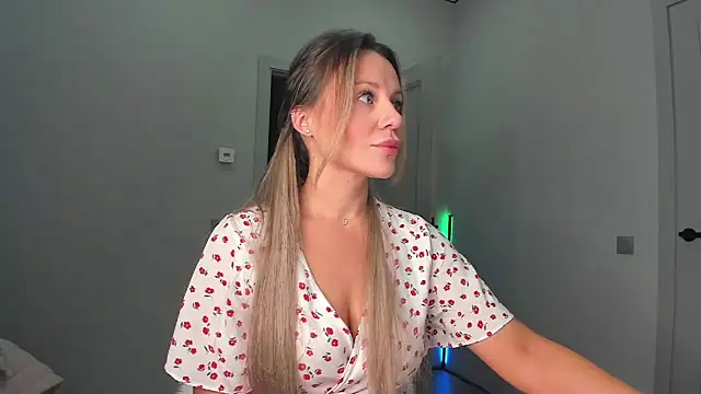 Snapshot of _cometoseeme_ chatting on November 14, 2025, 5:00 pm cometoseeme online show from November 14, 2025, 5:00 pm