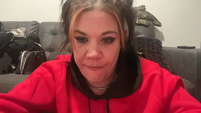 Snapshot of RavenRayyy chatting on November 11, 2025, 6:46 am RavenRayyy online show from November 11, 2025, 6:46 am