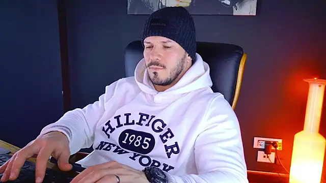 Snapshot of AngeloEric chatting on January 28, 2025, 1:49 pm AngeloEric online show from January 28, 2025, 1:49 pm