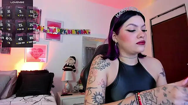 Snapshot of AnnieHuntters chatting on December 27, 2024, 2:04 am AnnieHuntters online show from December 27, 2024, 2:04 am