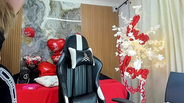 Danna topless online show from February 26, 2026, 12:04 pm