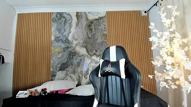 Danna topless online show from April 25, 2026, 12:19 pm