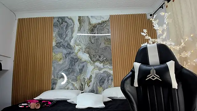 Danna topless online show from April 27, 2026, 12:03 pm