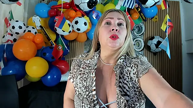 Snapshot of Danna_topless chatting on June 15, 2026, 12:07 pm Danna topless online show from June 15, 2026, 12:07 pm