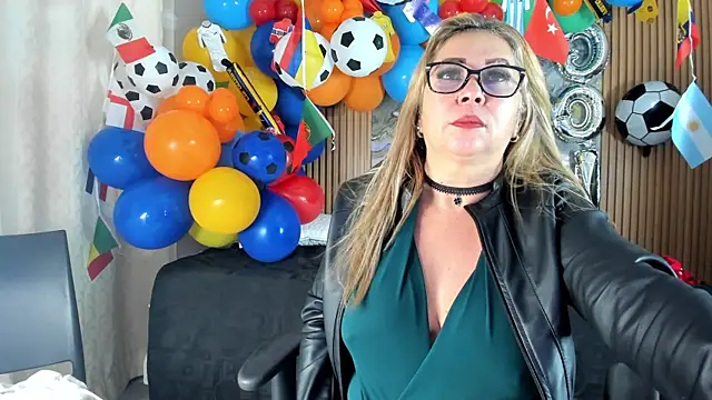 Danna topless online show from June 18, 2026, 12:09 pm