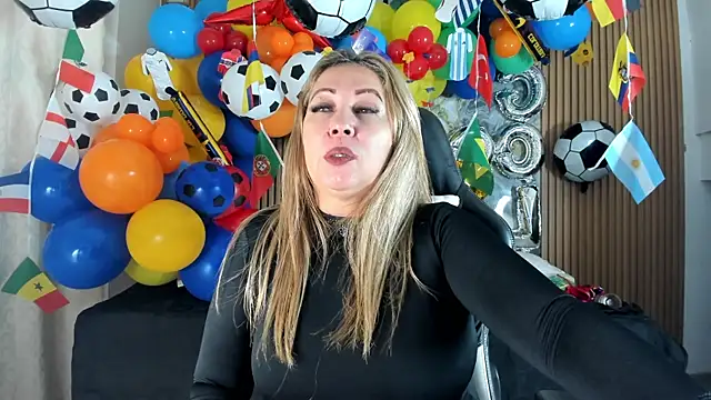Danna topless online show from June 19, 2026, 12:20 pm
