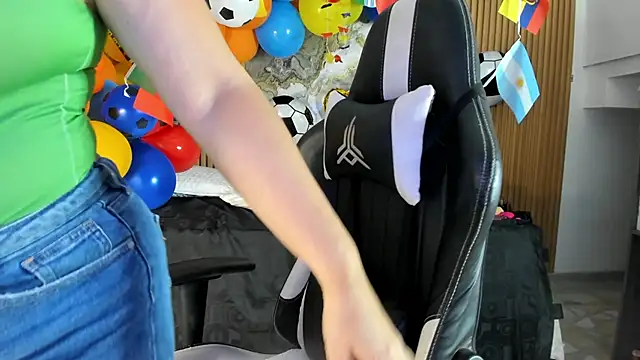 Danna topless online show from June 29, 2026, 12:27 pm