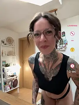 Snapshot of BrownieyQueen chatting on May 24, 2026, 6:18 am BrownieyQueen online show from May 24, 2026, 6:18 am