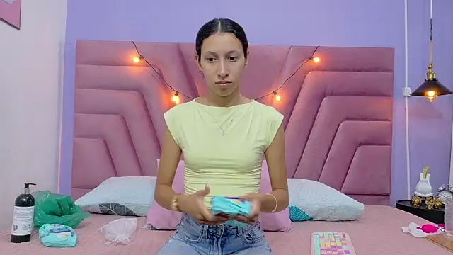 Beautifulskinny18 online show from December 17, 2025, 7:53 pm