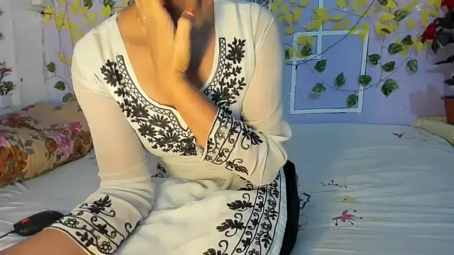 Snapshot of aarjulove chatting on May 6, 2026, 2:40 am aarjulove online show from May 6, 2026, 2:40 am