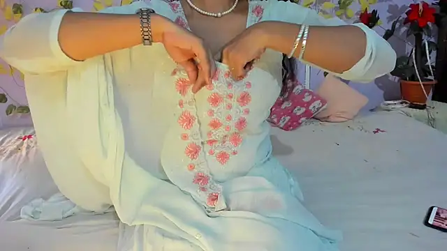 Snapshot of aarjulove chatting on June 19, 2026, 9:46 am aarjulove online show from June 19, 2026, 9:46 am