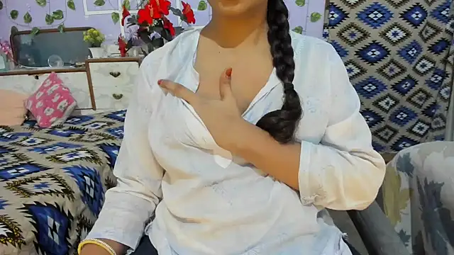 Snapshot of aarjulove chatting on July 19, 2026, 12:42 pm aarjulove online show from July 19, 2026, 12:42 pm