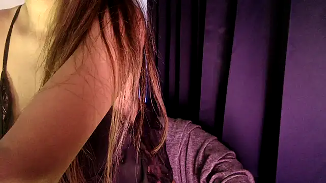 Snapshot of chhui_mui chatting on March 19, 2025, 12:56 pm chhui mui online show from March 19, 2025, 12:56 pm