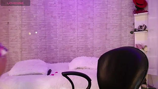 Snapshot of JessicaMuse chatting on October 3, 2025, 8:06 pm JessicaMuse online show from October 3, 2025, 8:06 pm