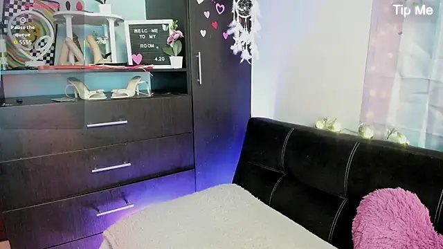 Snapshot of Emilytafur chatting on November 22, 2025, 5:45 pm Emilytafur online show from November 22, 2025, 5:45 pm