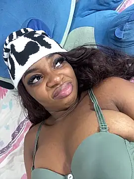 Snapshot of FallonsSweet chatting on June 19, 2026, 12:04 am FallonsSweet online show from June 19, 2026, 12:04 am