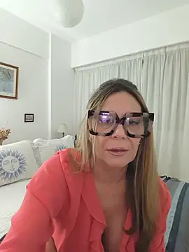 Snapshot of lolavalecuatro chatting on July 18, 2026, 9:40 pm lolavalecuatro online show from July 18, 2026, 9:40 pm