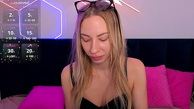 Snapshot of Diana_Garrett chatting on October 10, 2025, 1:37 am Diana Garrett online show from October 10, 2025, 1:37 am