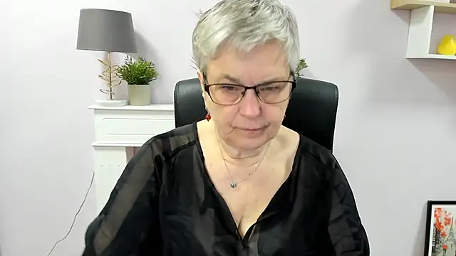 Snapshot of IrisDream chatting on May 13, 2026, 6:11 am IrisDream online show from May 13, 2026, 6:11 am