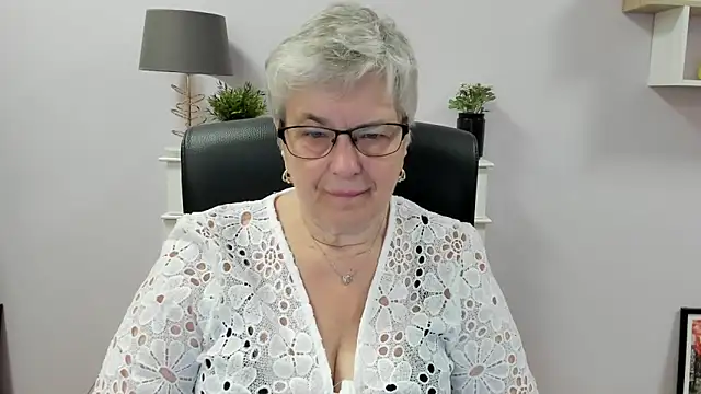 Snapshot of IrisDream chatting on June 12, 2026, 6:01 am IrisDream online show from June 12, 2026, 6:01 am