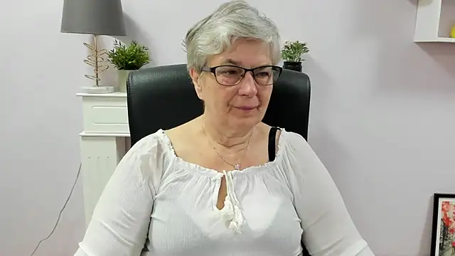 Snapshot of IrisDream chatting on June 18, 2026, 6:13 am IrisDream online show from June 18, 2026, 6:13 am
