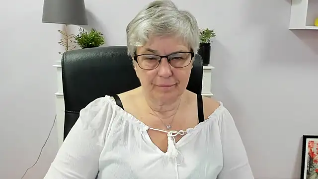 Snapshot of IrisDream chatting on June 18, 2026, 9:14 am IrisDream online show from June 18, 2026, 9:14 am