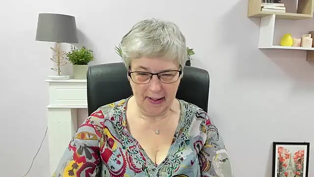 Snapshot of IrisDream chatting on June 22, 2026, 6:10 am IrisDream online show from June 22, 2026, 6:10 am
