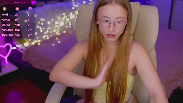 SilverrMoon online show from November 4, 2025, 8:19 pm