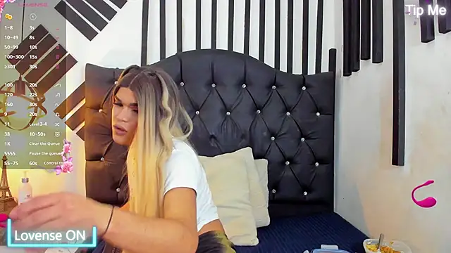 Snapshot of AllisonsweetZ chatting on February 11, 2025, 9:03 pm AllisonsweetZ online show from February 11, 2025, 9:03 pm