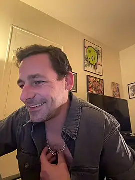 Snapshot of defbond420 chatting on November 17, 2025, 9:09 pm defbond420 online show from November 17, 2025, 9:09 pm