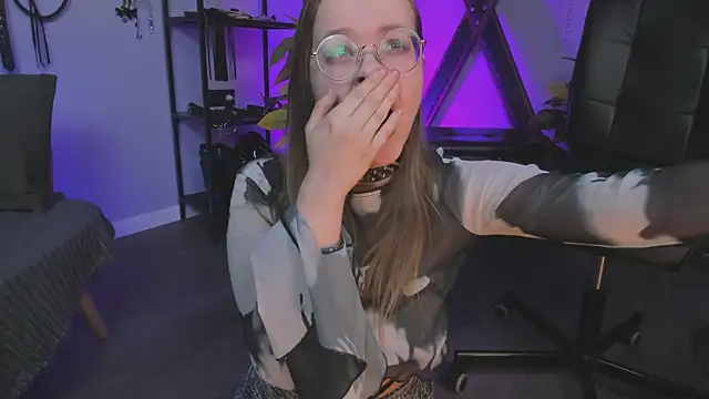 Snapshot of CassieCool chatting on February 9, 2025, 3:32 am CassieCool online show from February 9, 2025, 3:32 am