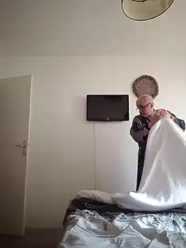 Snapshot of Bretoncool chatting on November 17, 2025, 1:28 pm Bretoncool online show from November 17, 2025, 1:28 pm