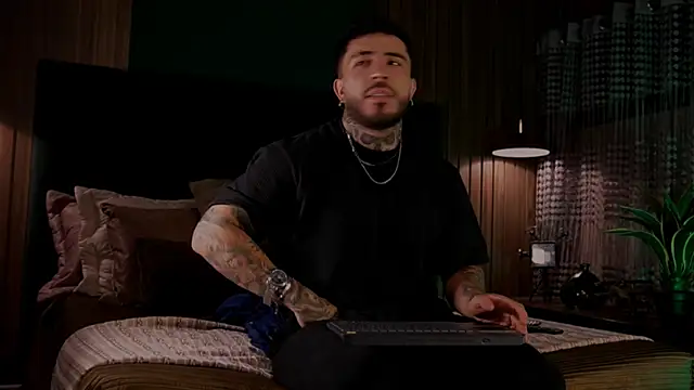 LeoSalvatore  online show from February 27, 2025, 4:20 am