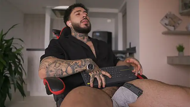 LeoSalvatore  online show from November 14, 2025, 12:48 pm