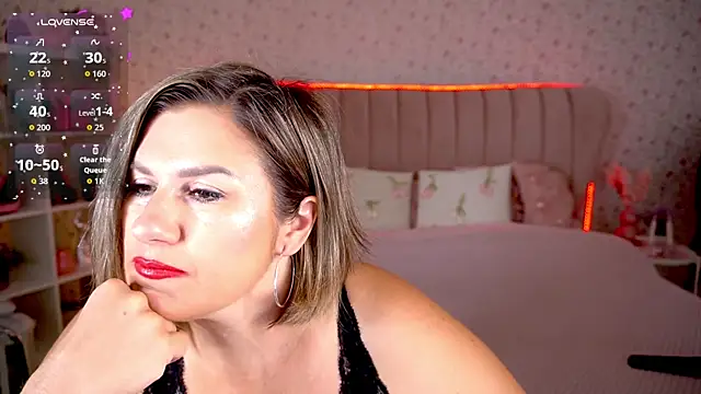 KiraRoxx online show from June 21, 2026, 8:33 pm