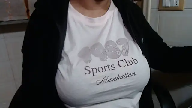 Foxlady2271 online show from November 13, 2025, 12:48 pm