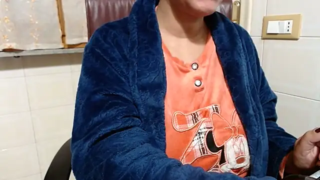 Snapshot of Foxlady2271 chatting on December 4, 2025, 3:54 pm Foxlady2271 online show from December 4, 2025, 3:54 pm