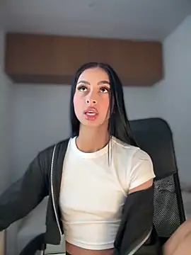 maddy bronw  online show from February 24, 2025, 9:41 pm