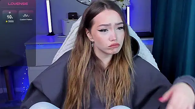 Snapshot of Evia_r0se chatting on November 10, 2025, 2:27 pm Evia r0se online show from November 10, 2025, 2:27 pm