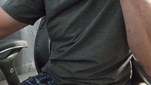 Snapshot of overaveragefreak4you chatting on January 17, 2025, 5:53 am overaveragefreak4you online show from January 17, 2025, 5:53 am