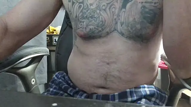 Snapshot of overaveragefreak4you chatting on February 4, 2025, 8:13 am overaveragefreak4you online show from February 4, 2025, 8:13 am