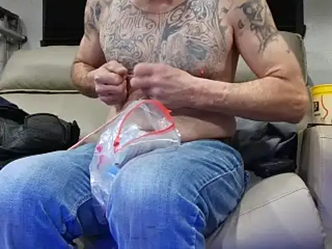 Snapshot of overaveragefreak4you chatting on February 10, 2025, 1:01 pm overaveragefreak4you online show from February 10, 2025, 1:01 pm